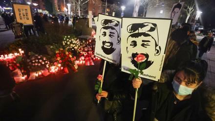 Gedenken mit Blumen und Plakaten an die Opfer des rassistischen Anschlags von Hanau.