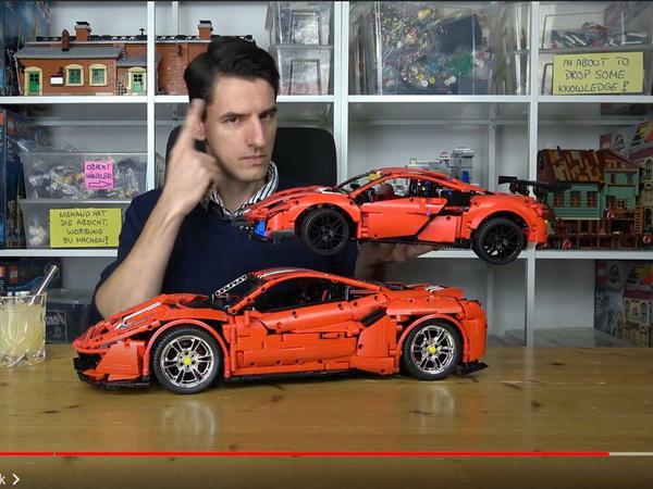 Thomas Panke vergleicht den Ferrari von Lego (oben) mit dem von Cada.
