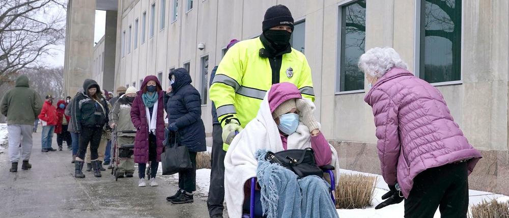 Menschen warten in einer langen Schlange vor einer regionalen COVID-19-Impfstelle in den USA.