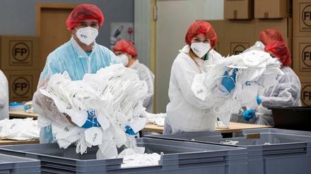 An Masken herrscht inzwischen kein Mangel mehr; aber nicht immer erreichen Sie diejenigen, die sie am nötigsten bräuchten.