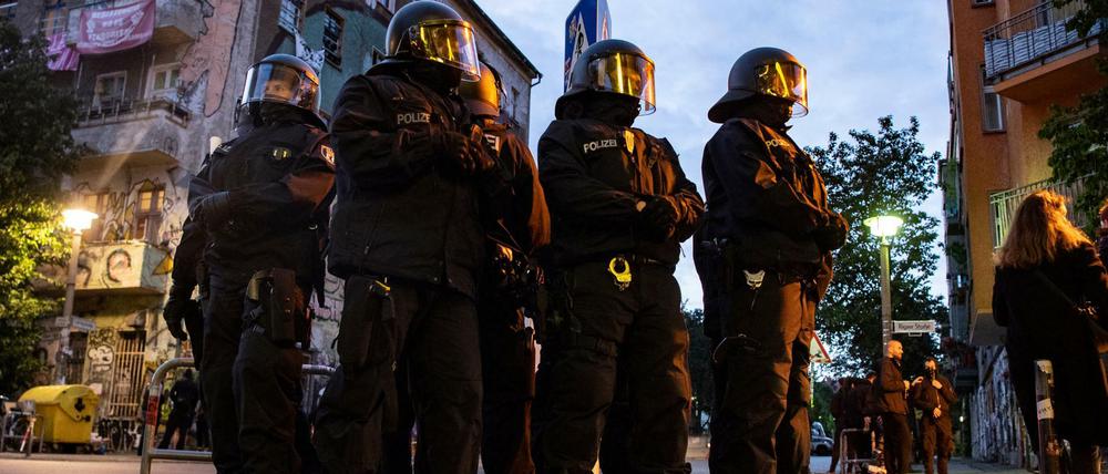 Polizisten im Einsatz in der Rigaer Straße.