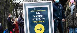 Menschen warten vor einem Testcenter in der Hauptstadt Kopenhagen.