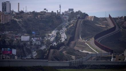 Grenzanlagen bei Tijuana zwischen Mexiko (links) und den USA.