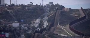Grenzanlagen bei Tijuana zwischen Mexiko (links) und den USA.