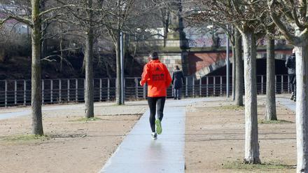 Ein Mann joggt durch das Regierungsviertel.