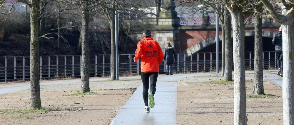 Ein Mann joggt durch das Regierungsviertel.