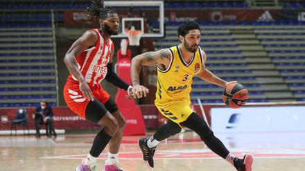 Peyton Siva von Alba Berlin macht vor wie es geht. Und Trainerin Stephi erklärt, wie das auch zuhause funktionieren kann.