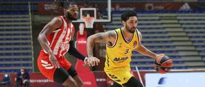 Peyton Siva von Alba Berlin macht vor wie es geht. Und Trainerin Stephi erklärt, wie das auch zuhause funktionieren kann.