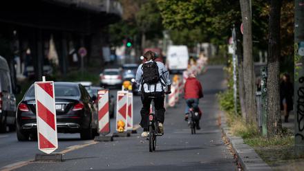 Radfahrer sind auf dem Pop-up-Radweg am Halleschen Ufer unterwegs.
