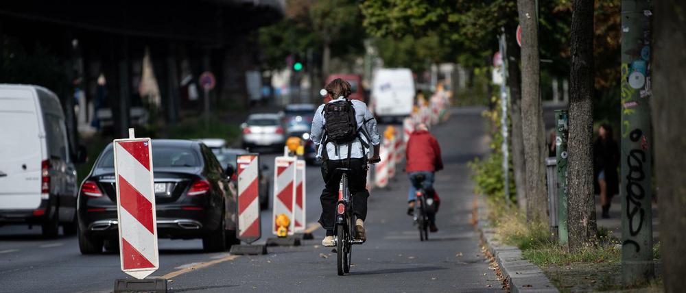 Radfahrer sind auf dem Pop-up-Radweg am Halleschen Ufer unterwegs.