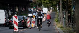 Radfahrer sind auf dem Pop-up-Radweg am Halleschen Ufer unterwegs.