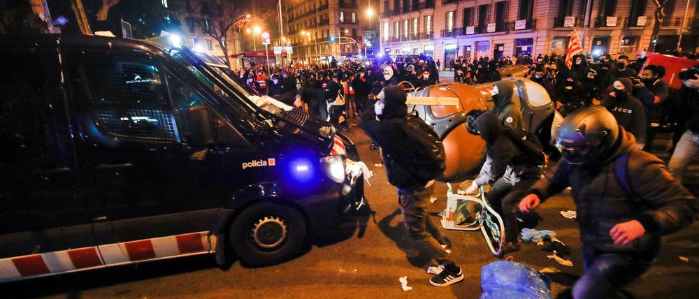 Demonstranten attackieren die Polizei in Barcelona.