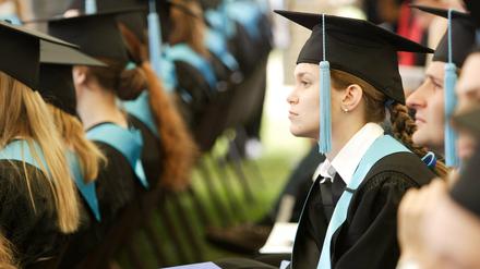 Mit Promotion steigen die Karrierechancen, allerdings bleiben Frauen an Hochschulen benachteiligt. 