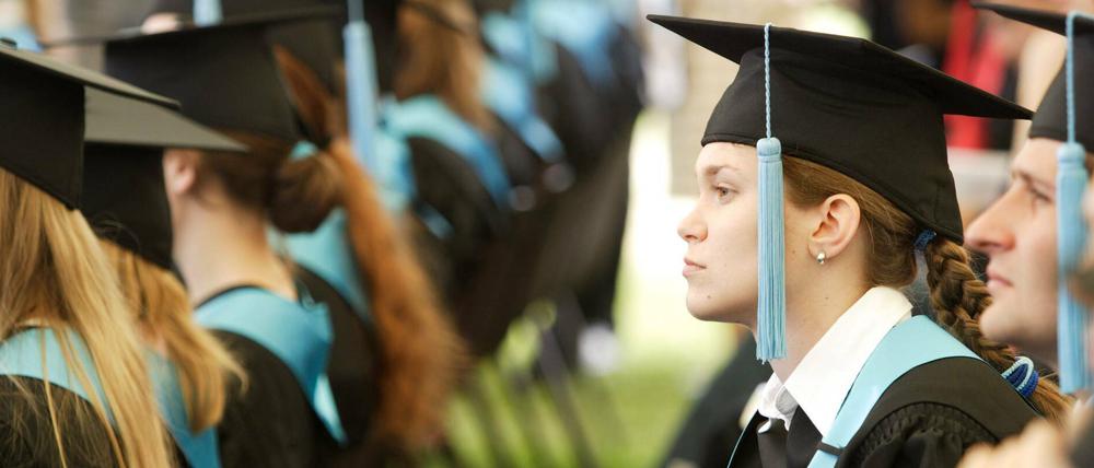 Mit Promotion steigen die Karrierechancen, allerdings bleiben Frauen an Hochschulen benachteiligt.