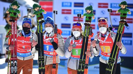 Erleichterung und großer Jubel bei den deutschen Biathletinnen, nachdem Franziska Preuß ihrem Team die Silbermedaille sicherte.