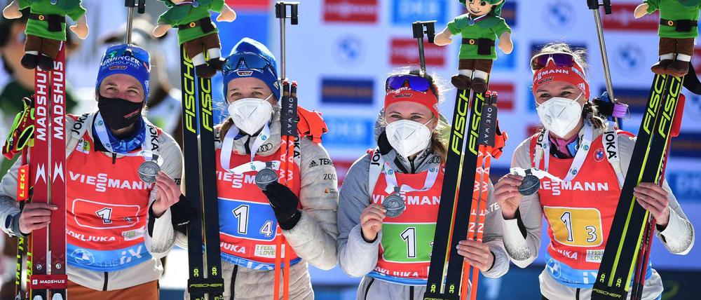 Erleichterung und großer Jubel bei den deutschen Biathletinnen, nachdem Franziska Preuß ihrem Team die Silbermedaille sicherte.