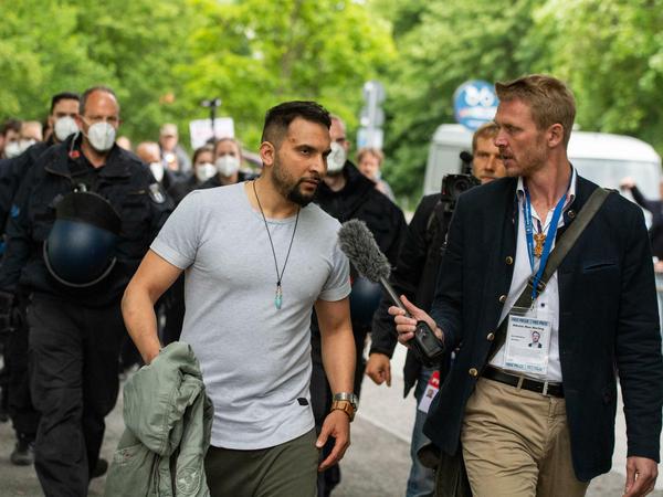 Attila Hildmann im Frühjahr 2020 im Gespräch mit dem Youtuber und selbsternannten "Volkslehrer" Nikolai Nerling.