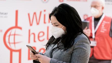 Berlins Gesundheitssenatorin Dilek Kalayci (SPD) im Astrazeneca-Impfzentrum im Ex-Airport Tegel TXL.