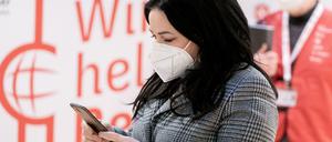 Berlins Gesundheitssenatorin Dilek Kalayci (SPD) im Astrazeneca-Impfzentrum im Ex-Airport Tegel TXL.