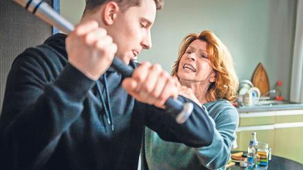 Soziale Kümmerin. Tommy (Jonathan Berlin) wehrt sich gegen Marthas (Senta Berger) gut gemeinte Einmischung. 