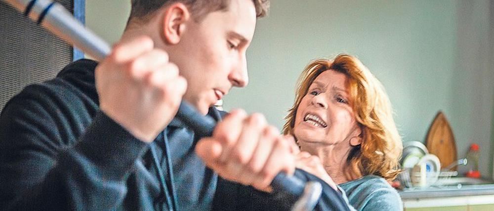 Soziale Kümmerin. Tommy (Jonathan Berlin) wehrt sich gegen Marthas (Senta Berger) gut gemeinte Einmischung. 