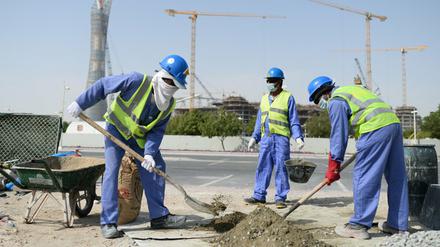 Die Arbeiter in Katar leiden unter der Hitze und leben auch sonst unter unwürdigen Bedingungen.