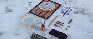 Menschliche Spuren. Installation des Berliner Künstlers Olaf Nicolai.