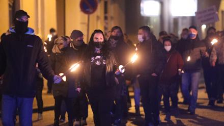 Neonazis und „normale“ Bürger Seit an Seit im Fackelschein in Wittstock.