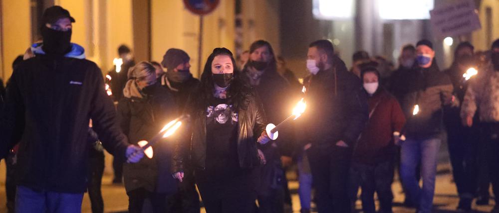 Neonazis und „normale“ Bürger Seit an Seit im Fackelschein in Wittstock.