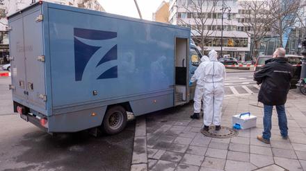 Überfall auf einen Geldtransporter vor einer Volksbank Filiale am Kurfürstendamm, Ecke Bleibtreustraße.