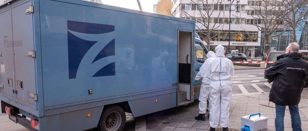 Überfall auf einen Geldtransporter vor einer Volksbank Filiale am Kurfürstendamm, Ecke Bleibtreustraße.