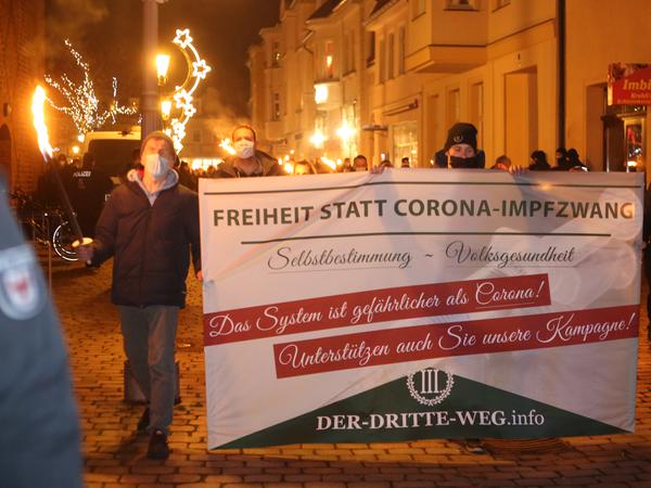 Rechter Fackelmarsch In Darmstadt Von Entschlossenen Gegendemonstranten Gestoppt - 7jcefa9