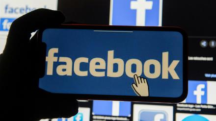 Bei Facebook dürfen die Content-Manager darüber entscheiden, welche Beiträge im Netz bleiben.