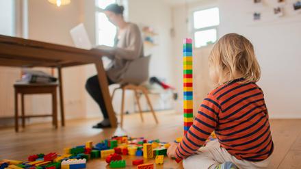 Job und Familie im Homeoffice unter einen Hut zu bringen, ist gerade für Frauen eine Mehrfachbelastung.