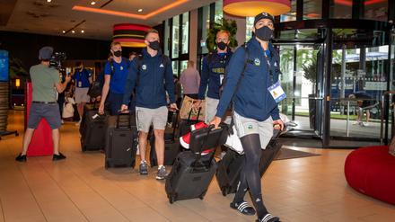 Alle Hände voll zu ziehen. Albas Spieler nach ihrer Landung in München im vergangenen Jahr. 