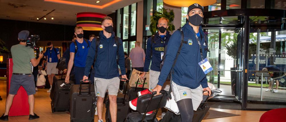 Alle Hände voll zu ziehen. Albas Spieler nach ihrer Landung in München im vergangenen Jahr. 