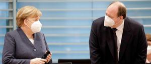 Kanzlerin Angela Merkel und Helge Braun, Chef des Bundeskanzleramtes.