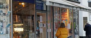 Beliebt im Kiez: Damit die Buchhandlung offen bleibt, hat die Nachbarschaft einen Offenen Brief verfasst.