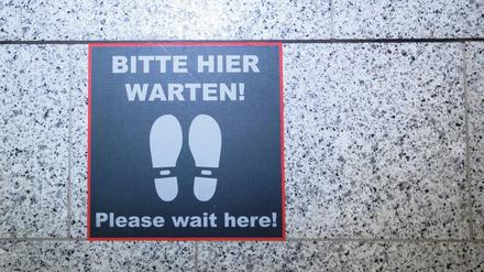 Geduld muss mitbringen, wer in Deutschland geimpft werden will, auch wegen mangelhafter Digitalisierung. 