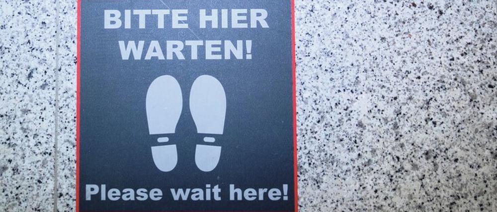 Geduld muss mitbringen, wer in Deutschland geimpft werden will, auch wegen mangelhafter Digitalisierung.