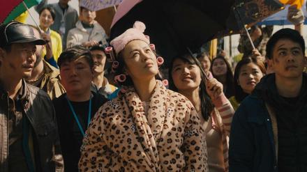 Die unverwüstliche Candy Wang (Vivian Wu, mi.), ihr Bruder, der Schweinebauer (Haoyu Yang, li.), und dessen Sohn Zhen (Mason Lee, re.).