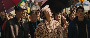 Die unverwüstliche Candy Wang (Vivian Wu, mi.), ihr Bruder, der Schweinebauer (Haoyu Yang, li.), und dessen Sohn Zhen (Mason Lee, re.).