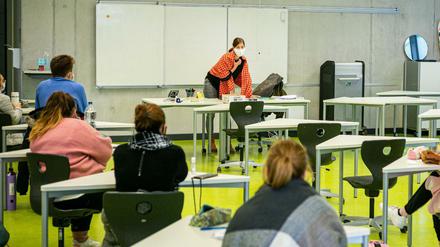 Mit Masken und halbierten Klassen soll es am Montag wieder losgehen - aber nicht für alle.