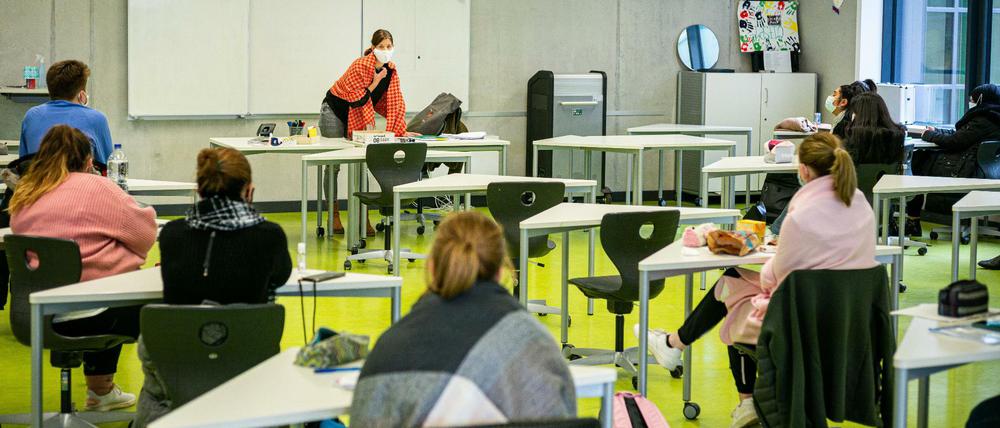Mit Masken und halbierten Klassen soll es am Montag wieder losgehen - aber nicht für alle.