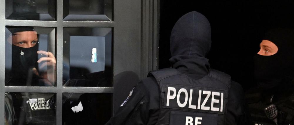 Polizisten vor einigen Tagen in Berlin-Neukölln. Festgenommen wurde ein Mann aus dem Remmo-Clan.