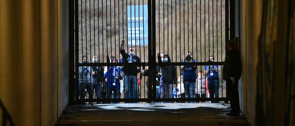 Schalke Fans feuerten ihr Team vor dem Spiel noch an. Nach Abpfiff war der Frust groß.