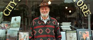 Lawrence Ferlinghetti vor dem legendären City Lights Bookstore in San Francisco.