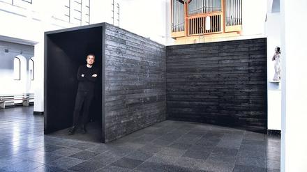 Pathetische Geste zur Passionszeit. Gregor Schneider an einem der vier Korridorenden seines „Kreuzgangs“ in St. Matthäus. 