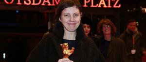 Adina Pintilie, die Gewinnern des Goldenen Bären für den Besten Film "Touch me not" nach der Preisverleihung auf dem roten Teppich.