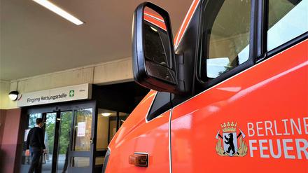 Rettungswagen am Urban-Krankenhaus der Vivantes-Klinikkette in Berlin-Kreuzberg.